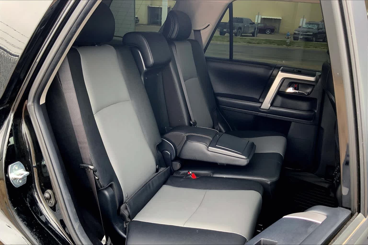 Used 2018 Midnight Black Metallic Toyota SR5 Premium image 18