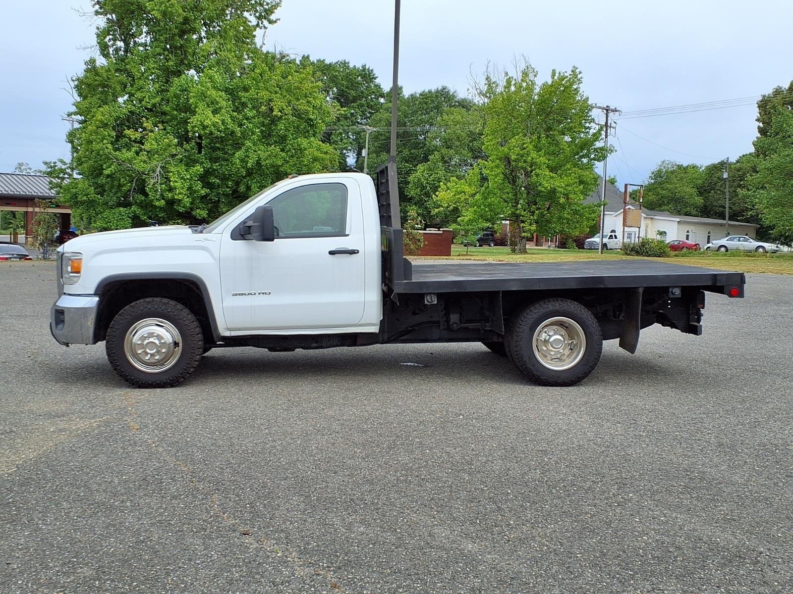 Used 2017 Summit White GMC  image 3
