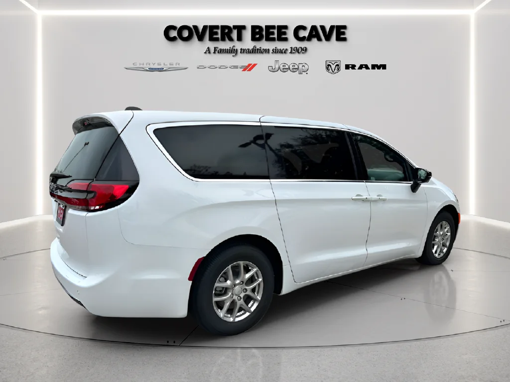 New 2027 Bright White Clear-Coat Paint Chrysler Select image 13
