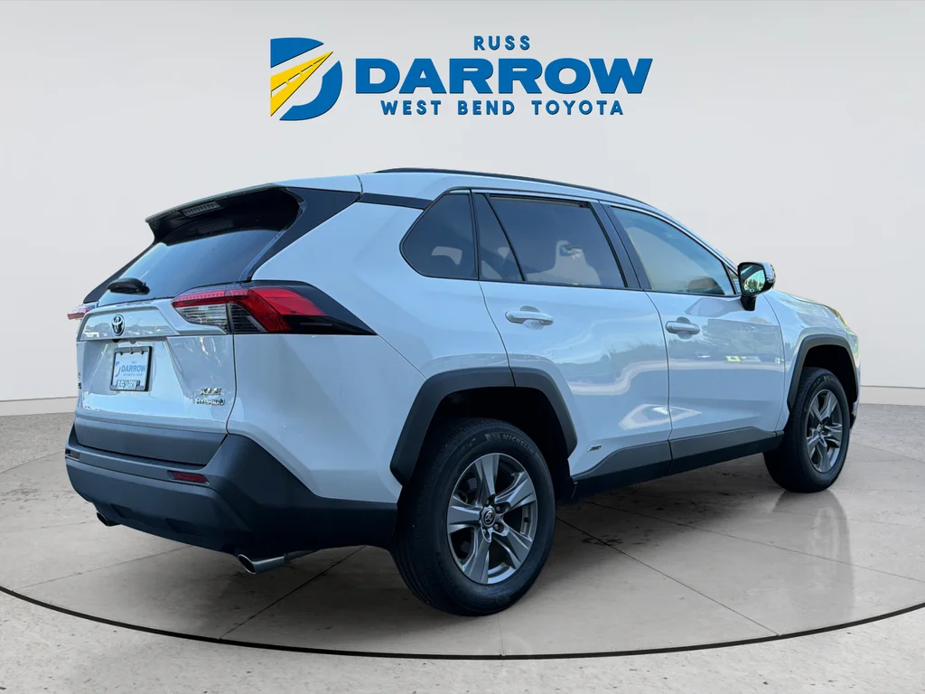 Used 2022 White Toyota XLE image 5