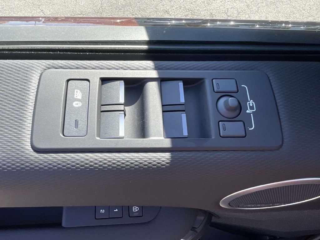 New 2026 Sedona Red Land Rover  image 27