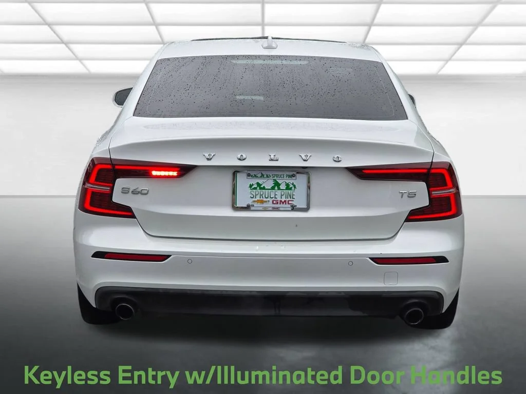 Used 2020 White Volvo T5 Momentum image 17