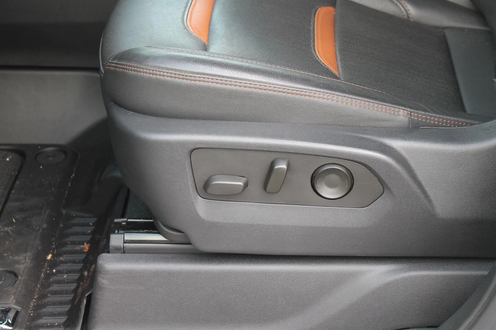 Used 2024 Summit White GMC AT4 image 13