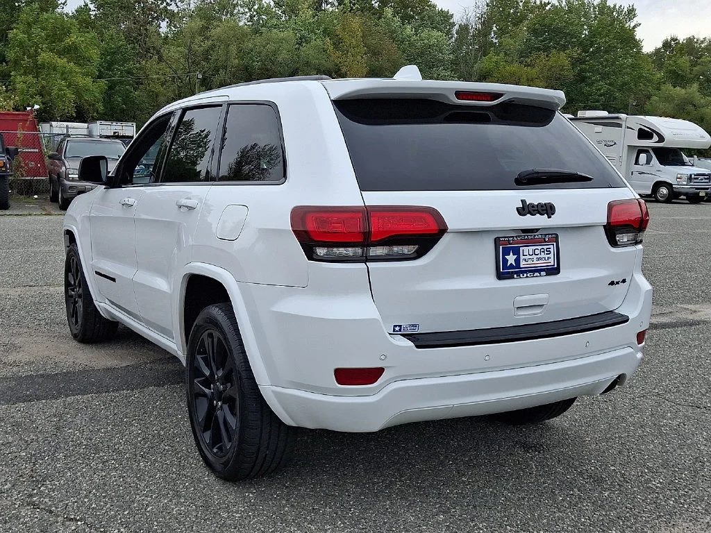 Used 2018 Bright White Clearcoat Jeep Altitude image 9