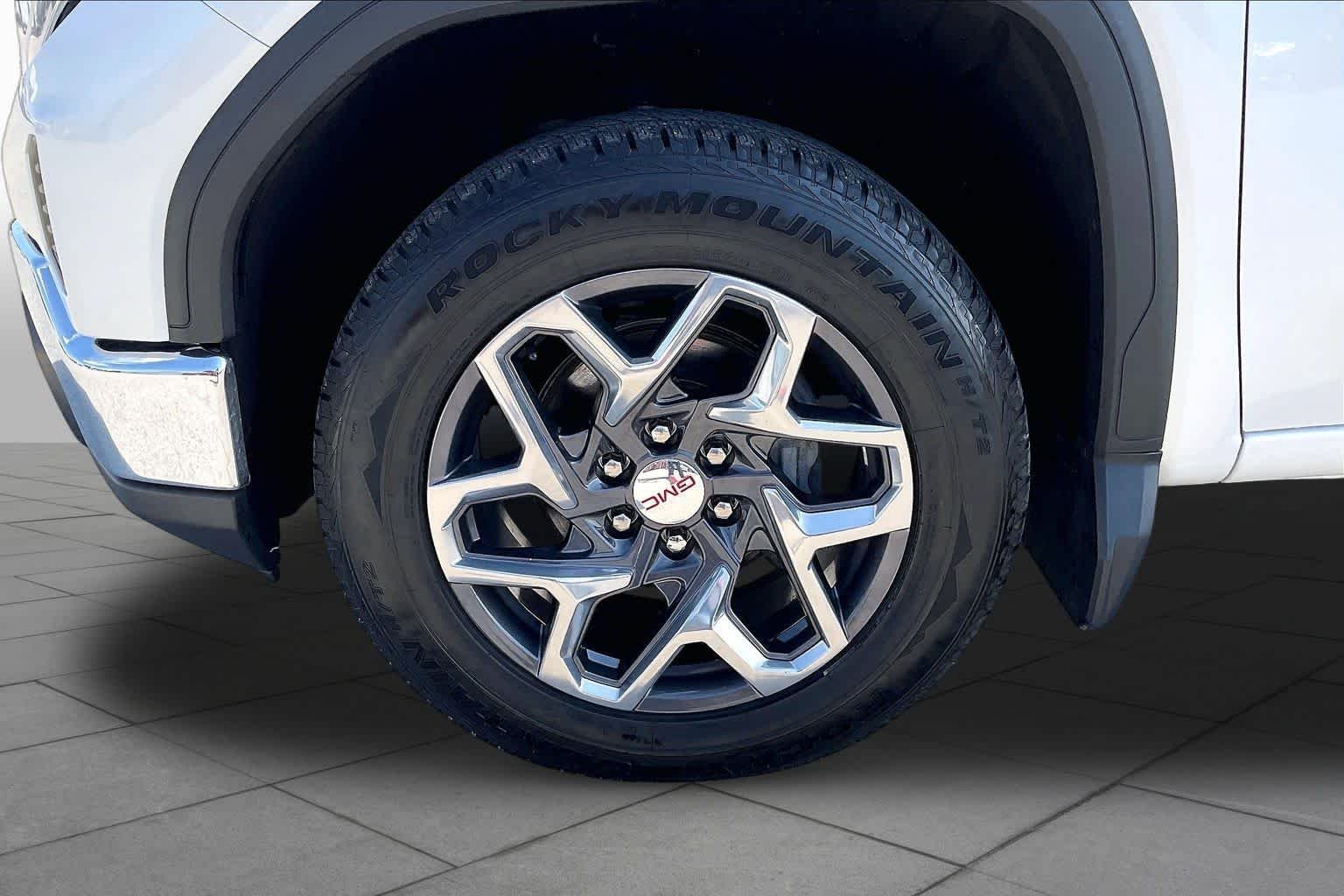 Used 2024 White Frost Tricoat GMC SLT image 11