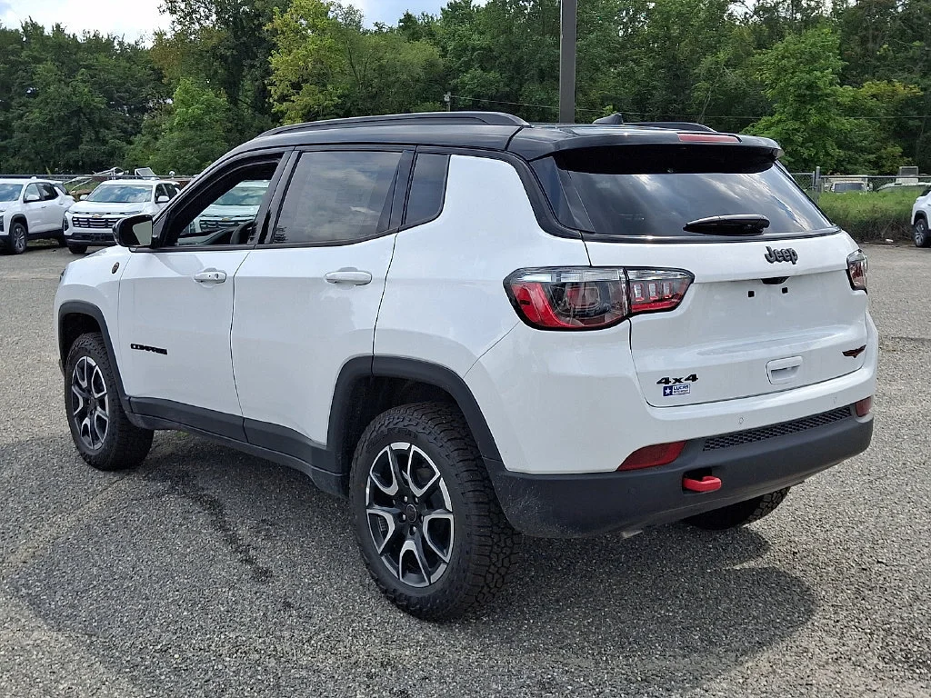 New 2026 Bright White Clear-Coat Exterior Paint Jeep Trailhawk image 6