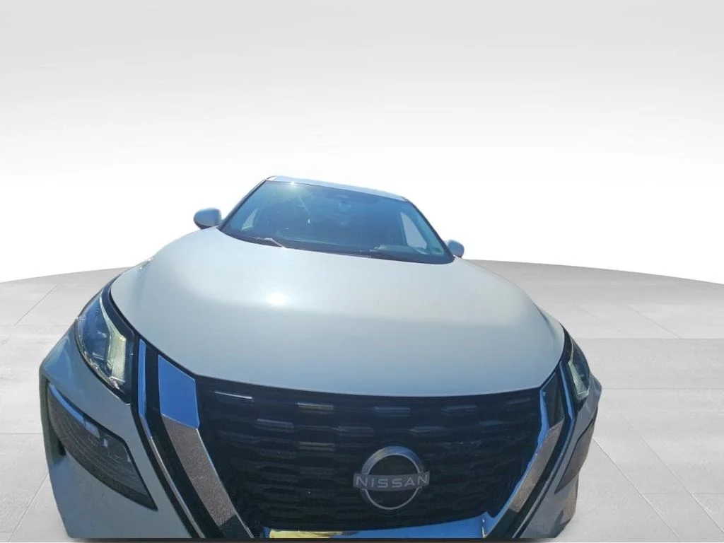 Used 2022 White Nissan SV image 3