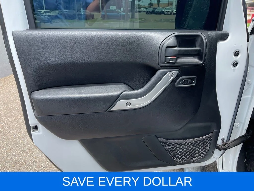 Used 2016 White Jeep Unlimited Rubicon image 13