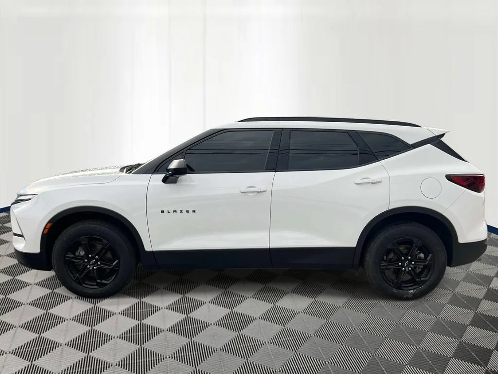Used 2023 SUMMIT WHITE Chevrolet LT image 2