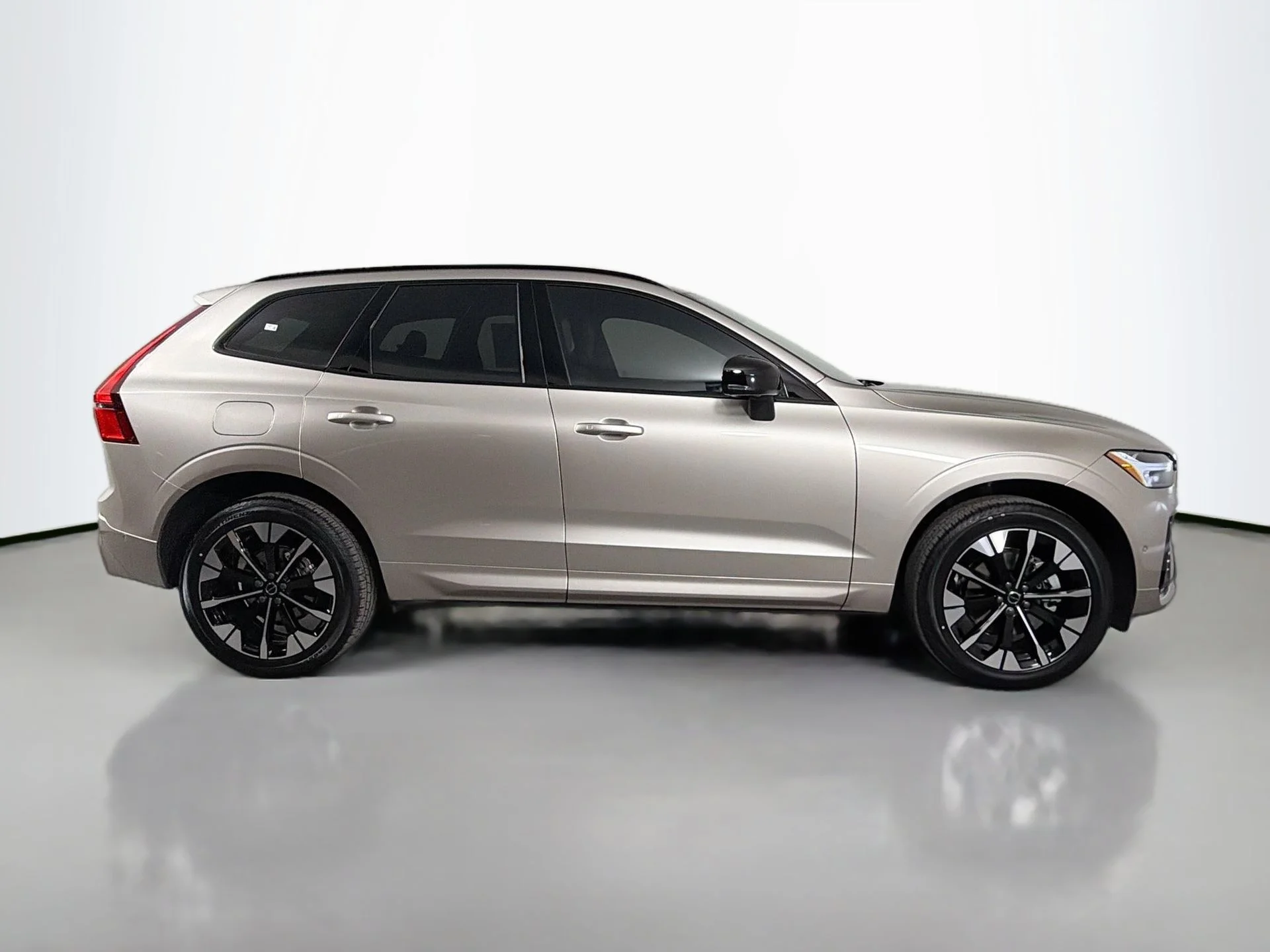 New 2026 Bright Dusk Volvo Plus image 5