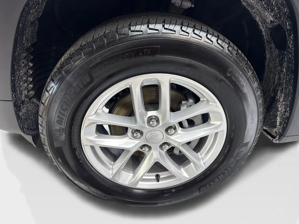 Used 2024 Black Jeep Laredo image 88