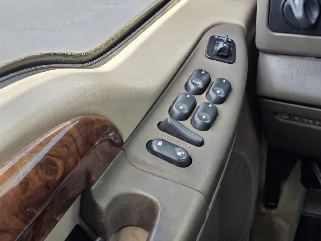 Used 2003  Ford Lariat image 16