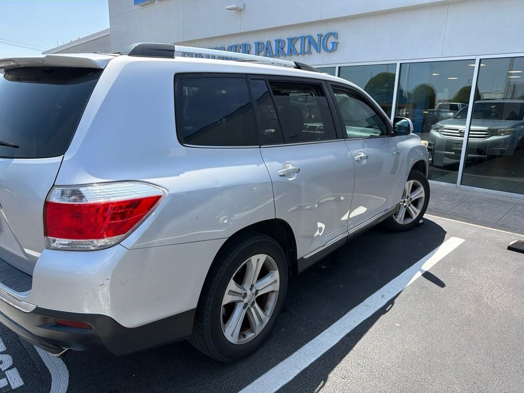 Used 2013 Classic Silver Metallic Toyota Limited image 4