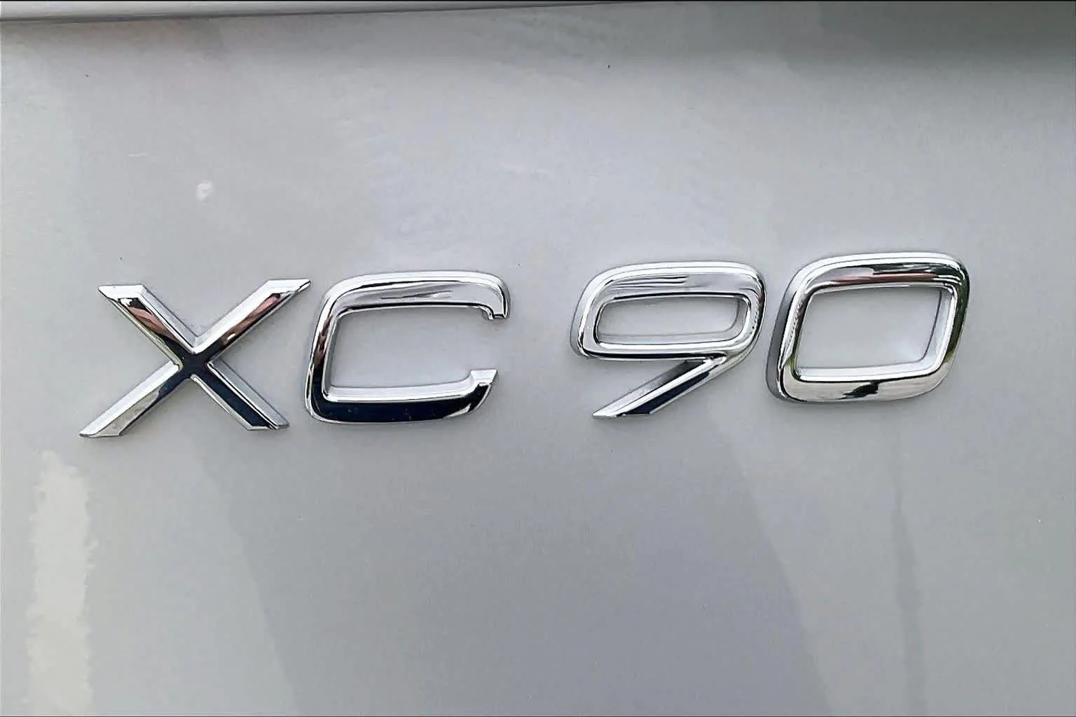Used 2019 Bright Silver Metallic Volvo Momentum image 9