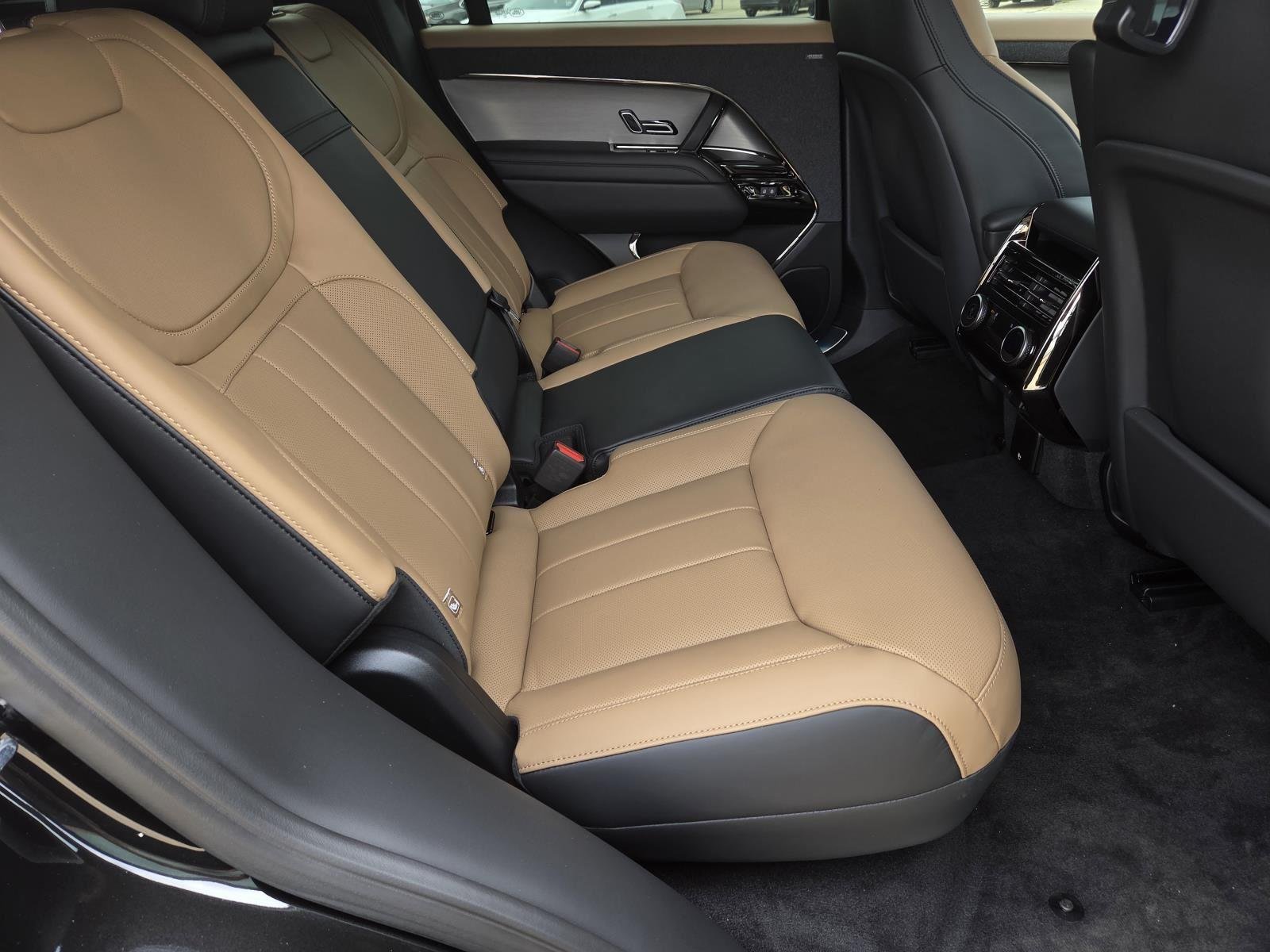 New 2026 Santorini Black Land Rover Dynamic SE image 38