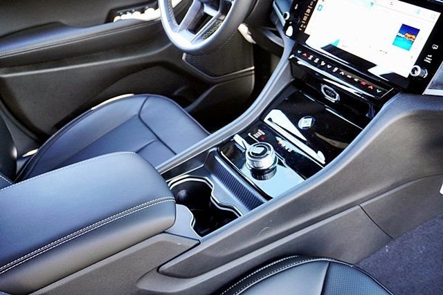 New 2026 Diamond Black Crystal Pearl-Coat Exterior Paint Jeep Limited image 13