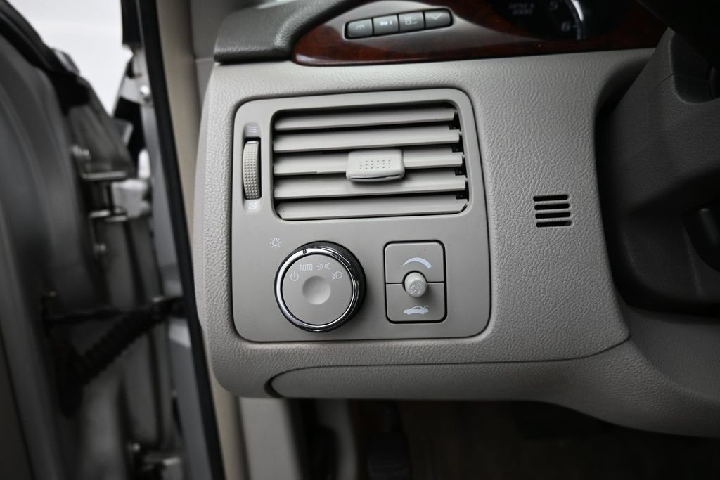 Used 2009 Quicksilver Metallic Buick CX image 14