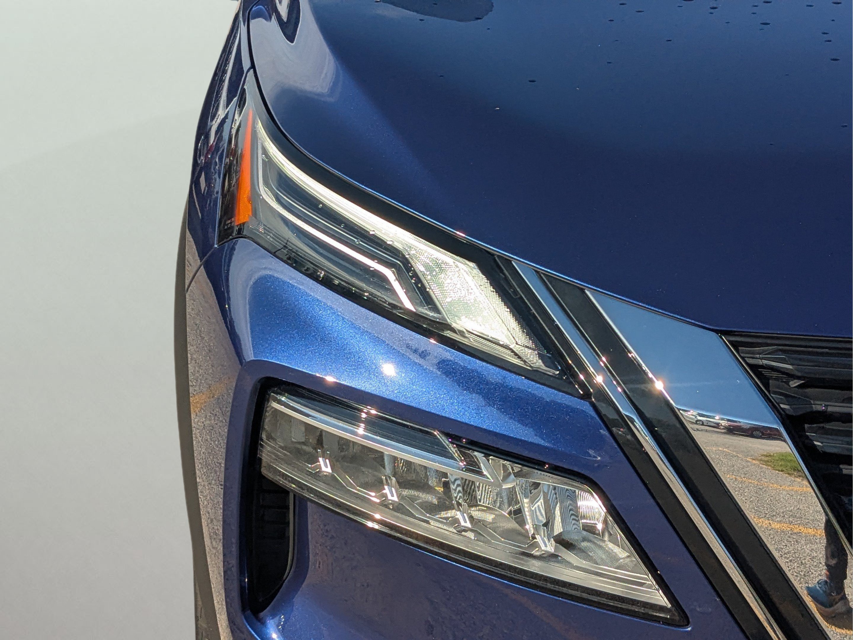 Used 2022 Caspian Blue Metallic Nissan Platinum image 27