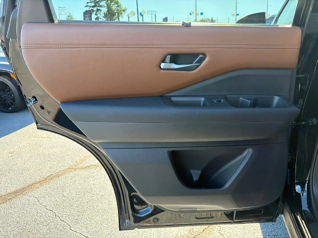 Used 2025 Black Nissan Platinum image 22
