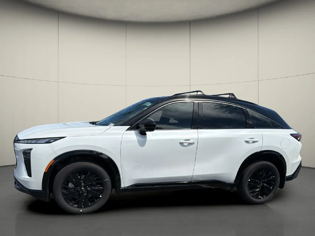 New 2027 2T RAD WHT INFINITI Sport AWD image 4