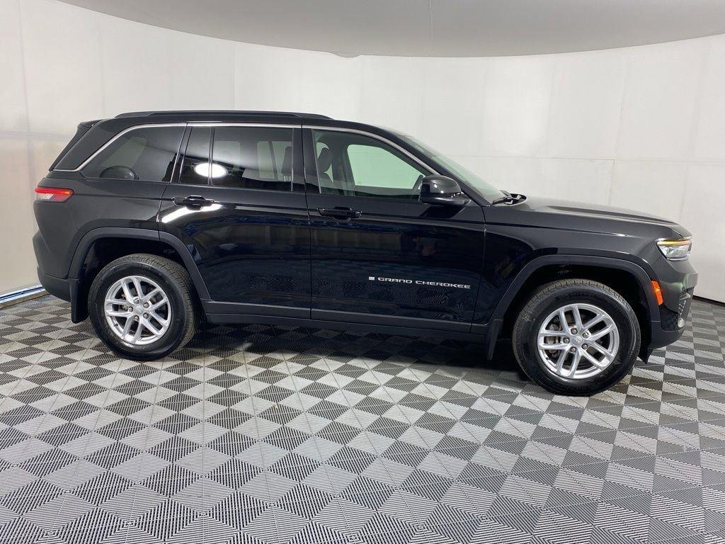 Used 2025 Diamond Black Crystal Pearlcoa Jeep Laredo X image 11