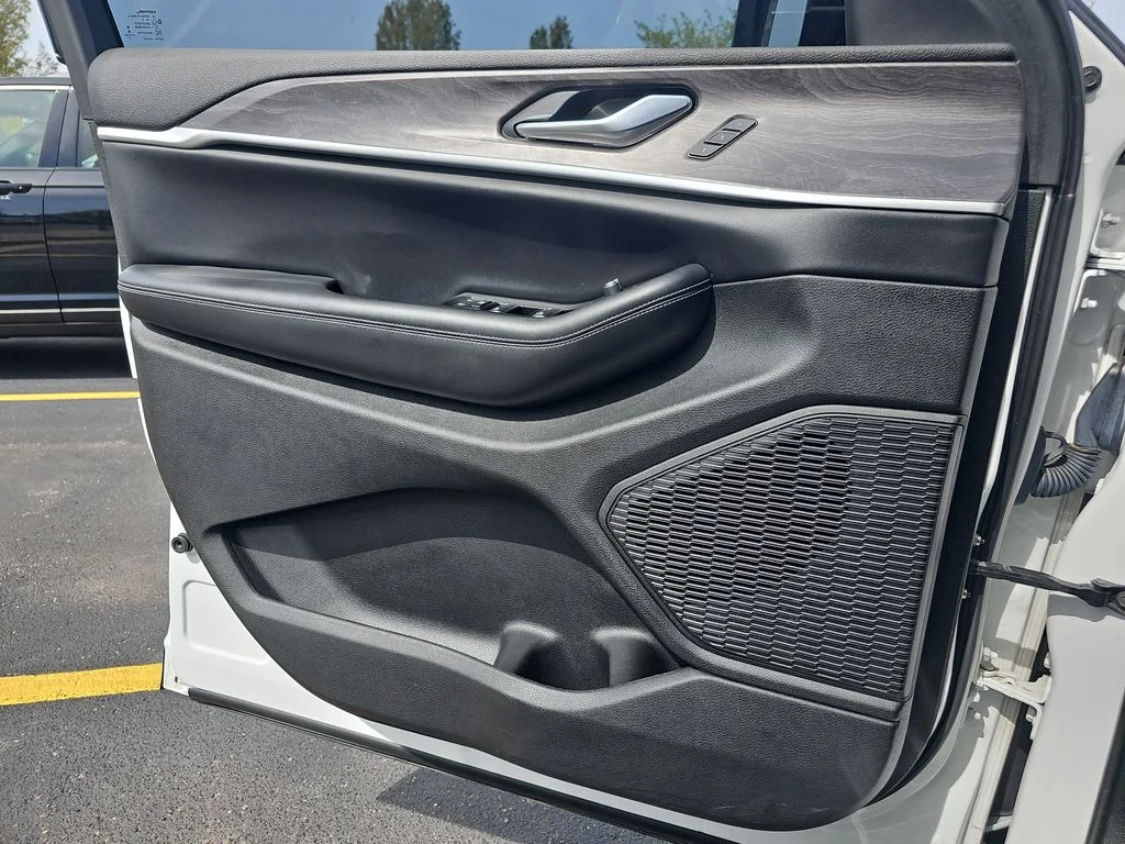 Used 2023 White/off-white Jeep Limited image 28