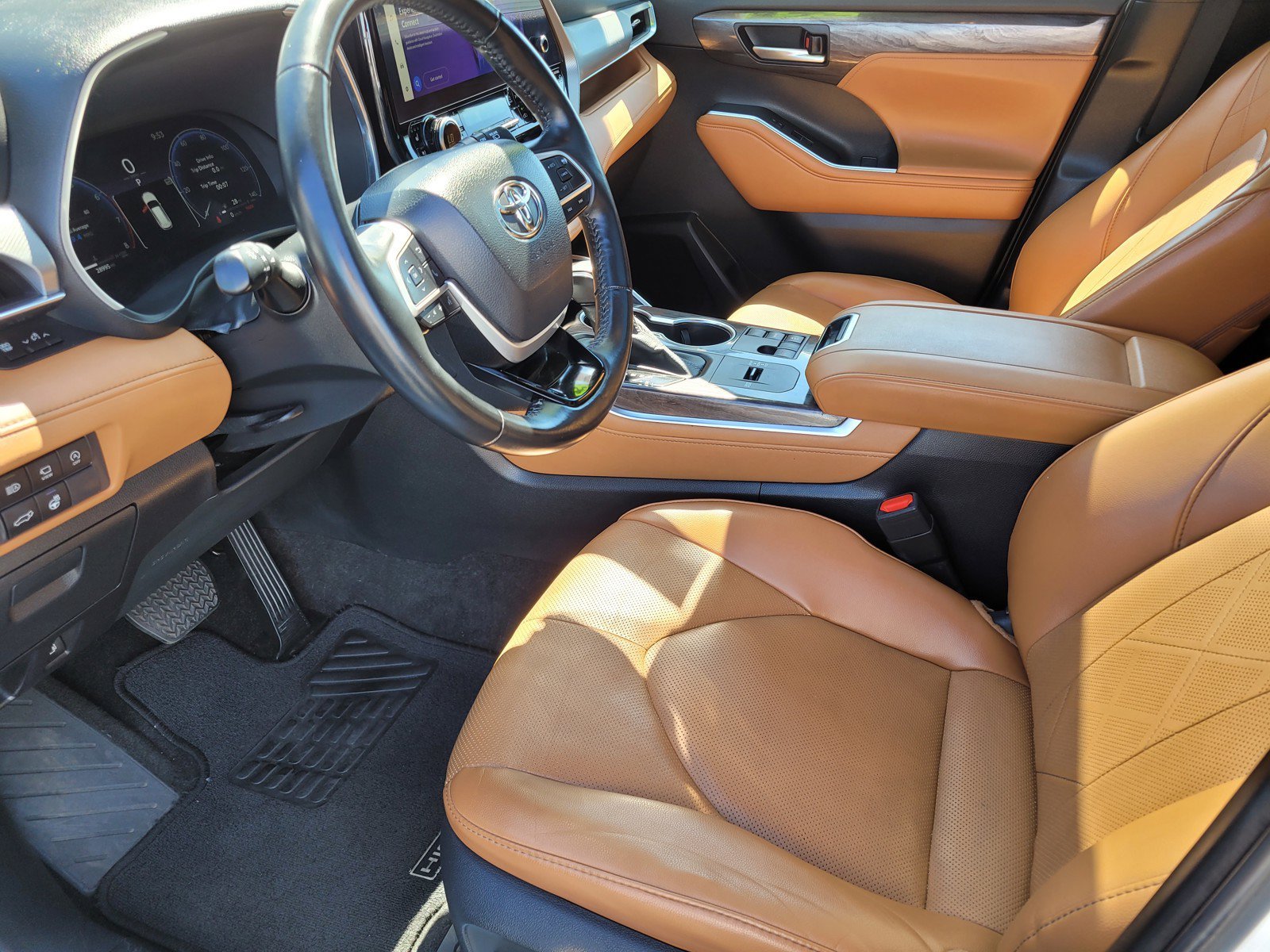 Used 2023 White Toyota  image 16