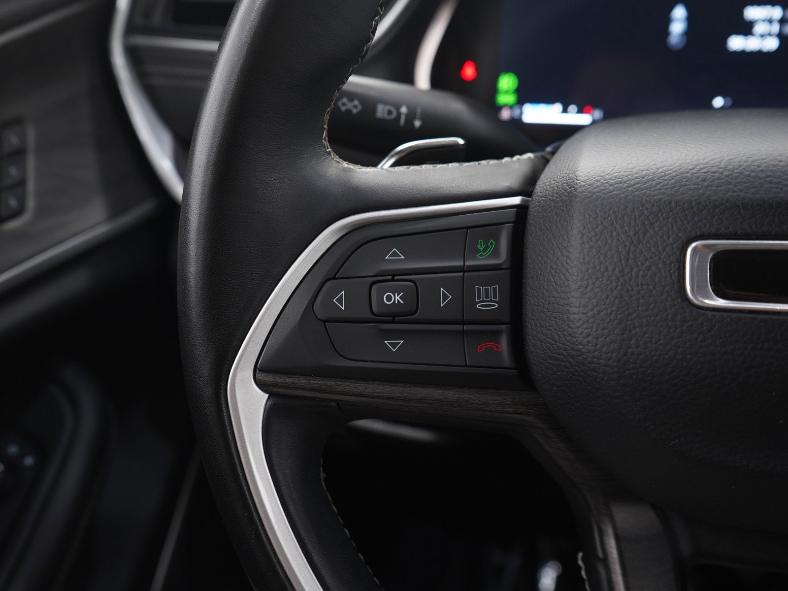 Used 2022  Jeep Limited image 27