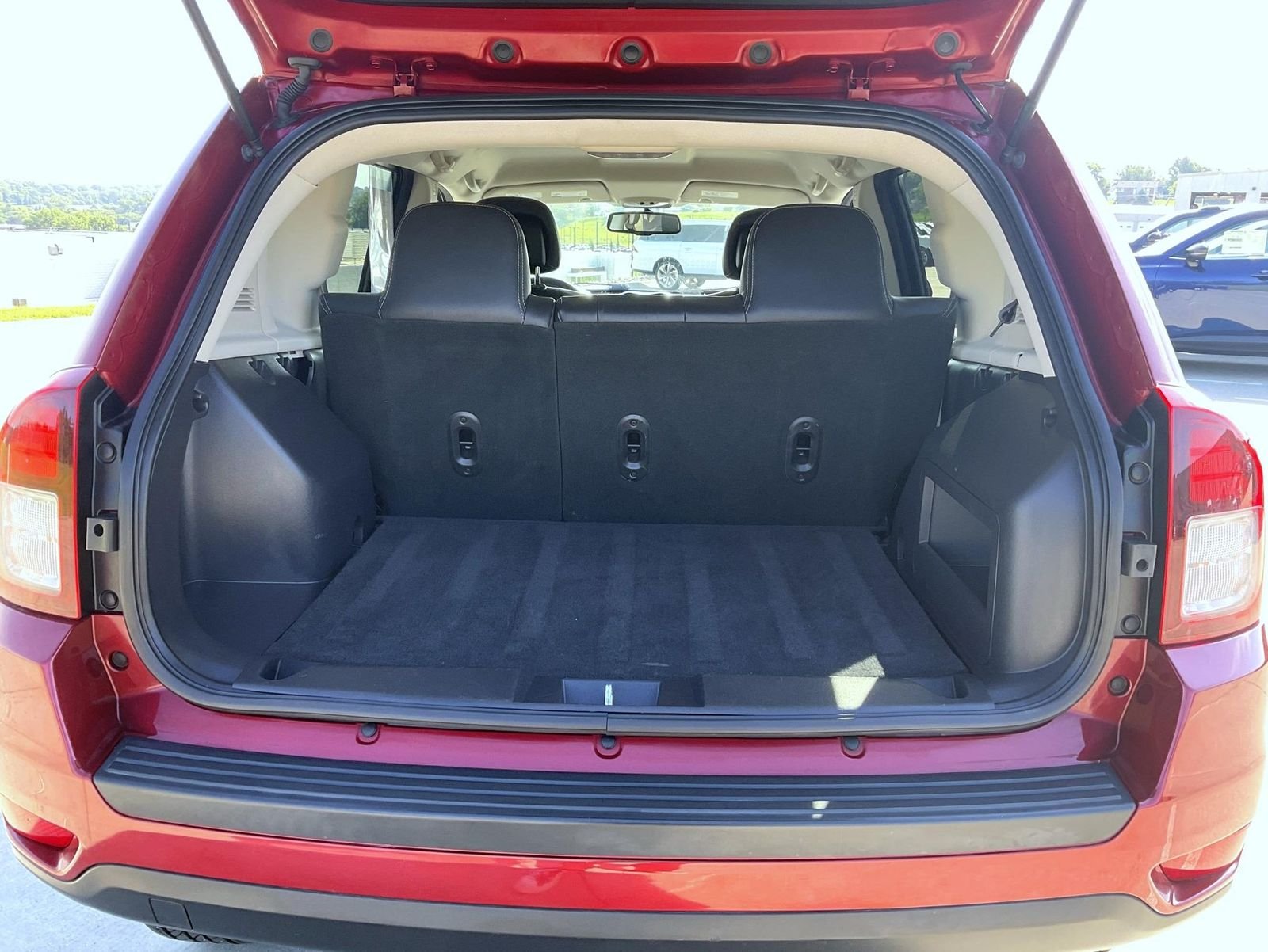 Used 2017 Red Jeep Latitude image 9