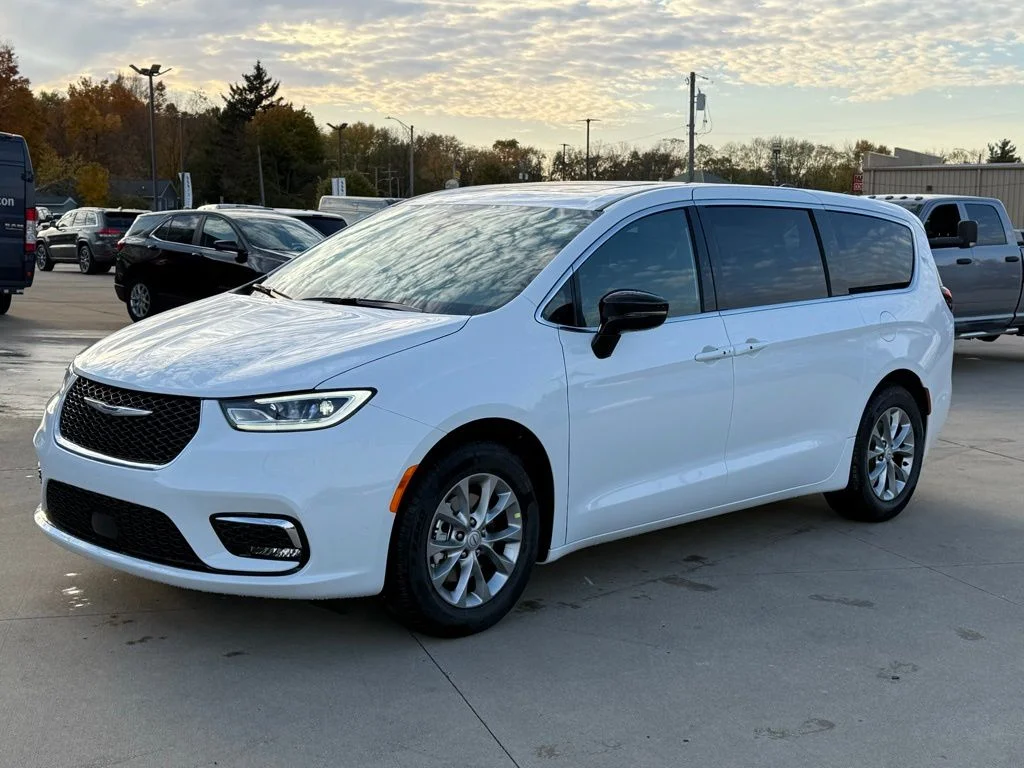 New 2026 Bright White Clear-Coat Exterior Paint Chrysler Limited image 2