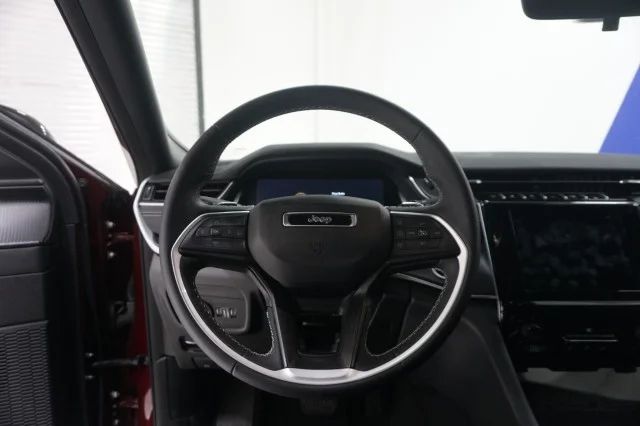 Used 2025 VELVET RED PRLC Jeep Laredo image 25