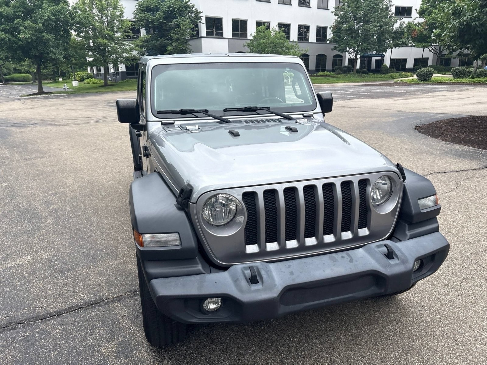 Used 2018 Billet Silver Metallic Clearcoat Jeep Sport S image 15