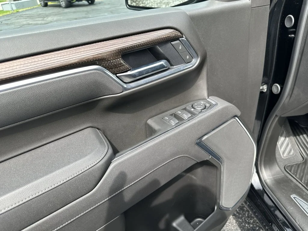 Used 2025 Black Chevrolet LT image 19