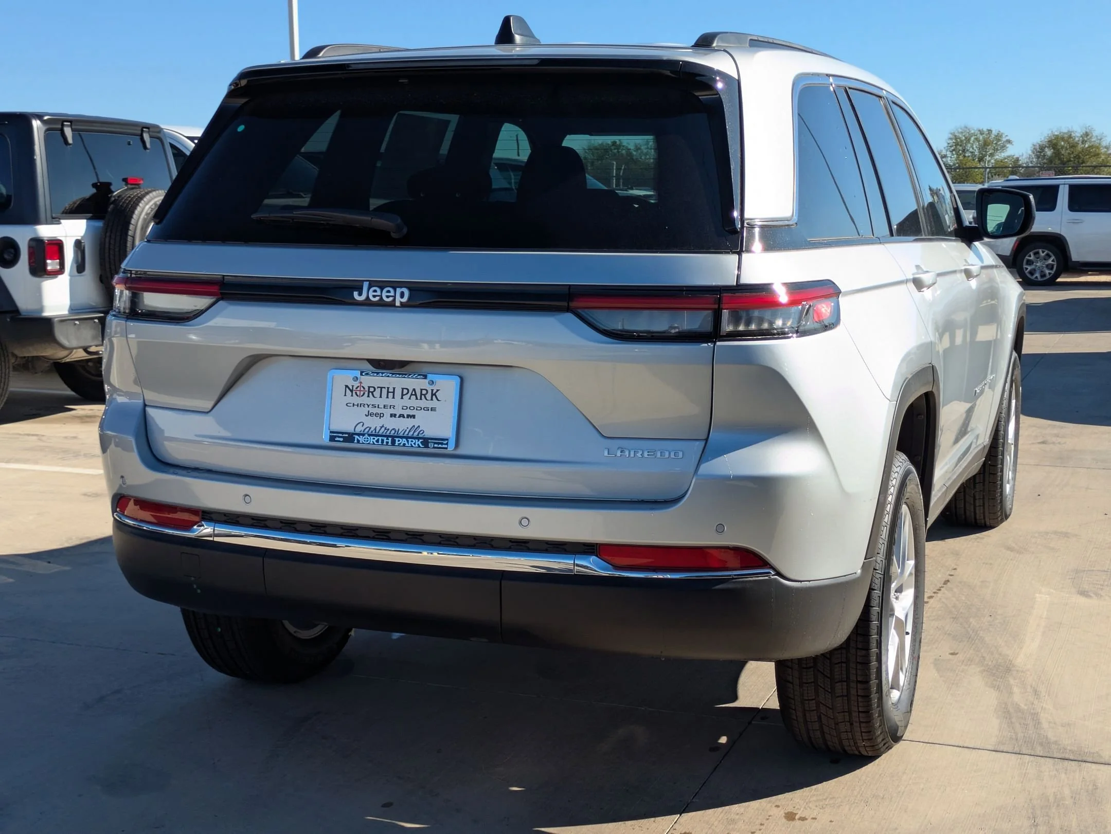 New 2025 Silver Zynith Exterior Paint Jeep Laredo X image 3