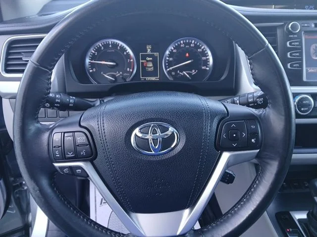 Used 2015 Silver Toyota XLE V6 image 17