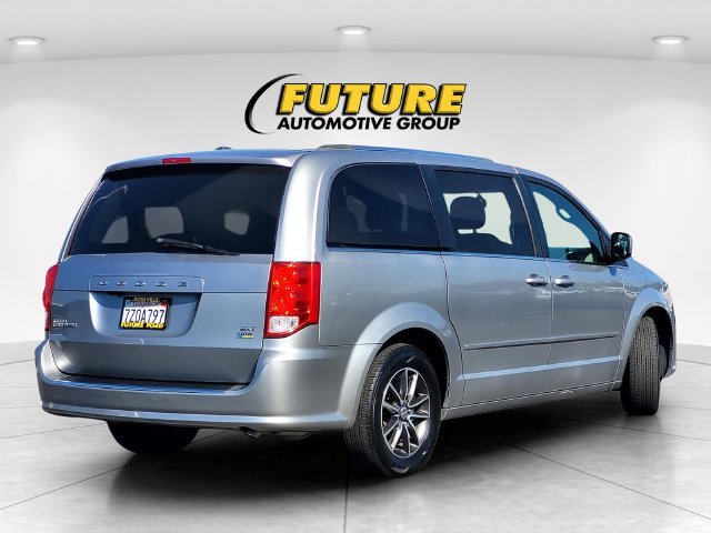 Used 2017 Silver Dodge SXT image 4
