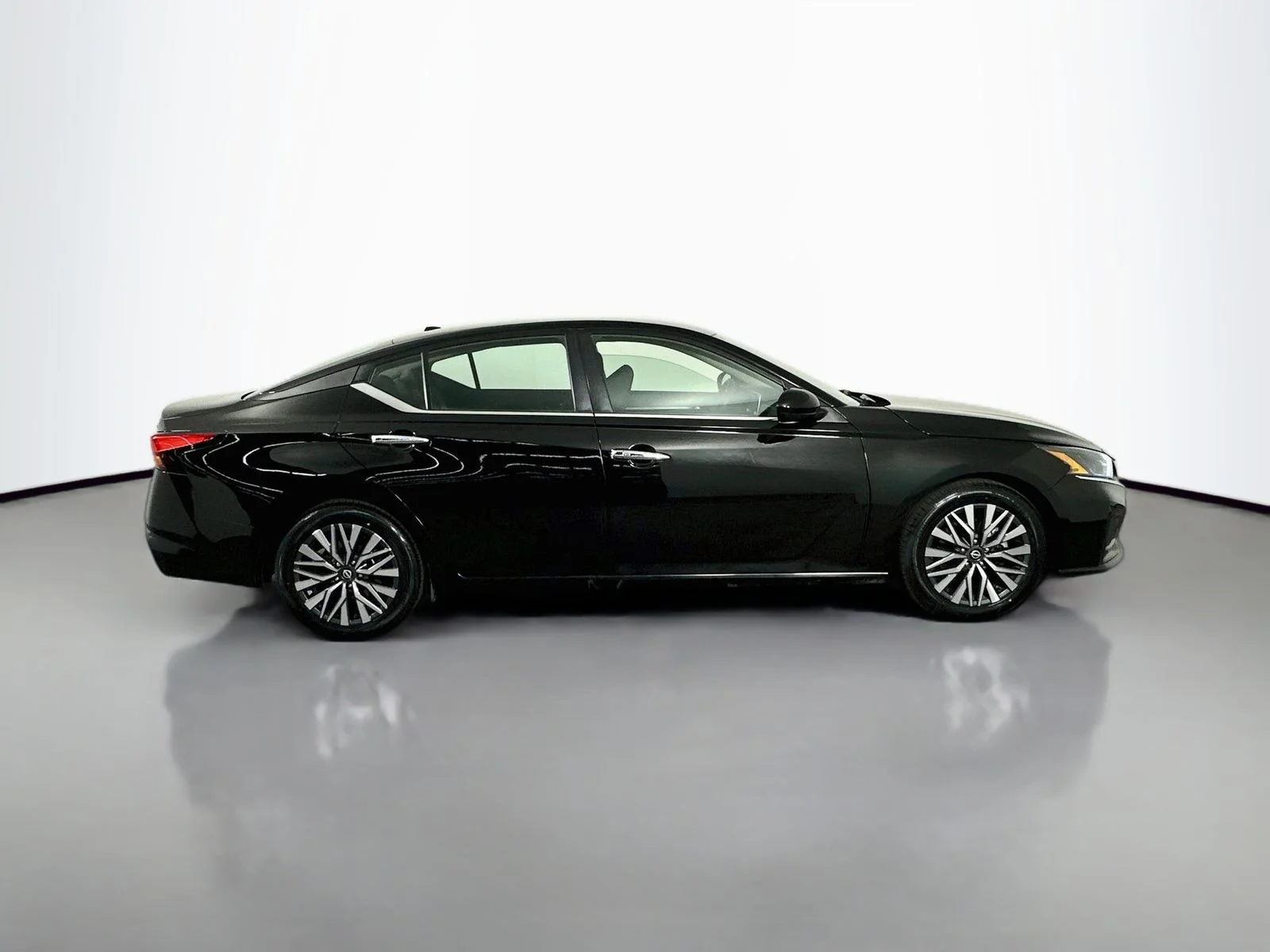 Used 2023 Super Black Clearcoat Nissan 2.5 SV image 9