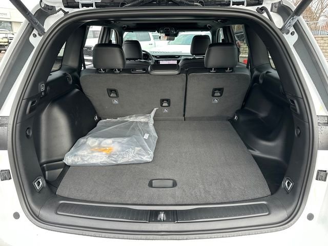 New 2026 Bright White Clear-Coat Exterior Paint Jeep Laredo Altitude image 9