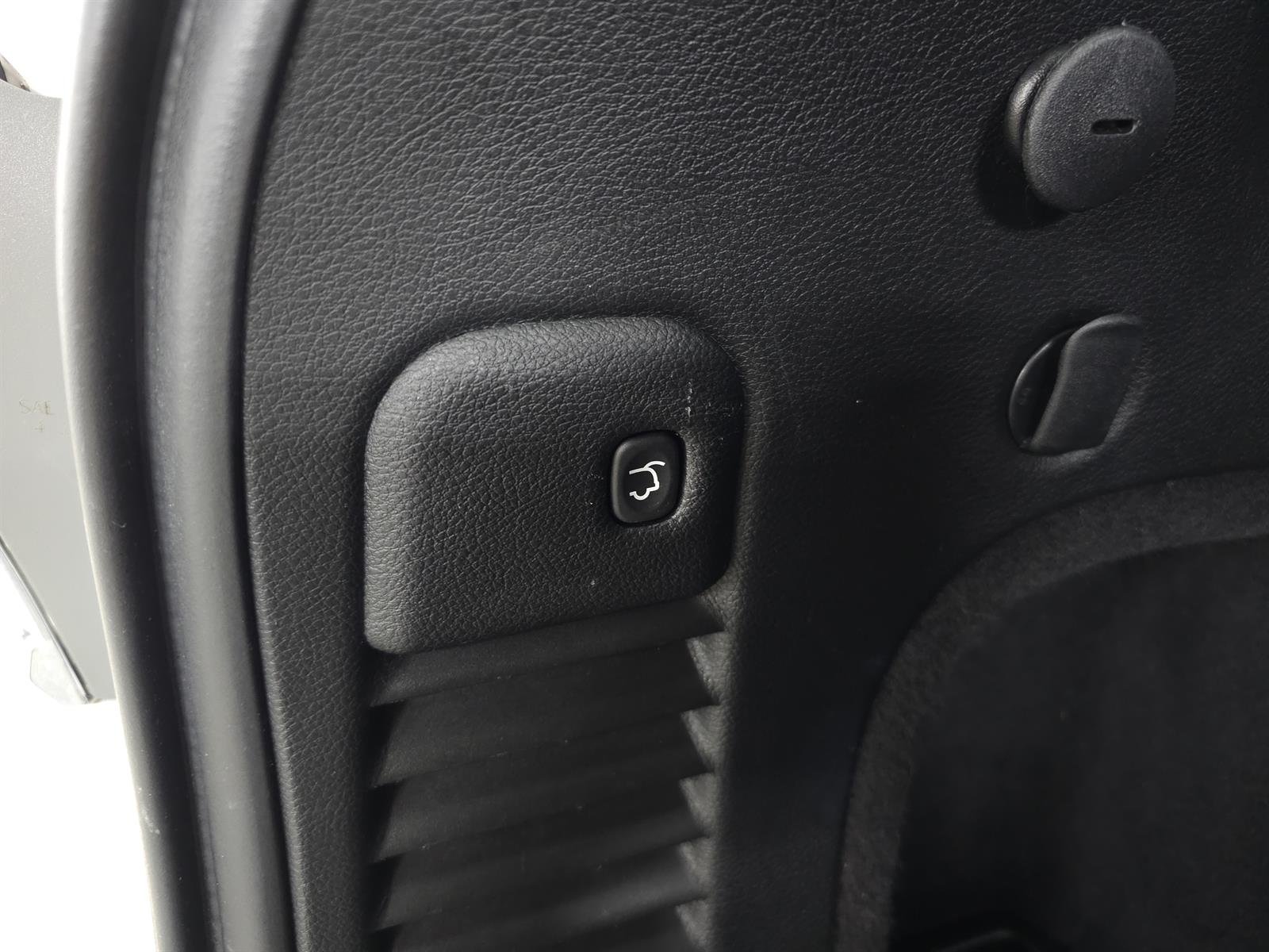 Used 2019 White Jeep Overland image 9