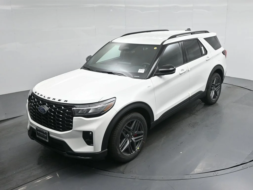 New 2026 Star White Metallic Tri-Coat Ford ST-Line image 37