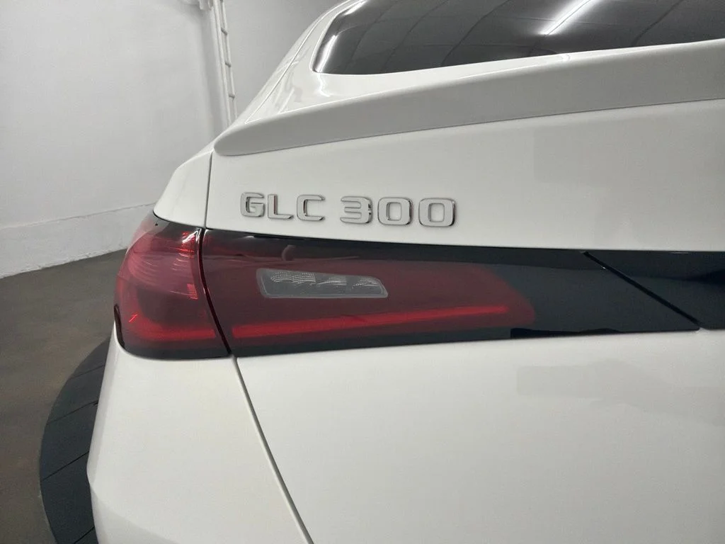 New 2027 White Mercedes-Benz GLC 300 image 11