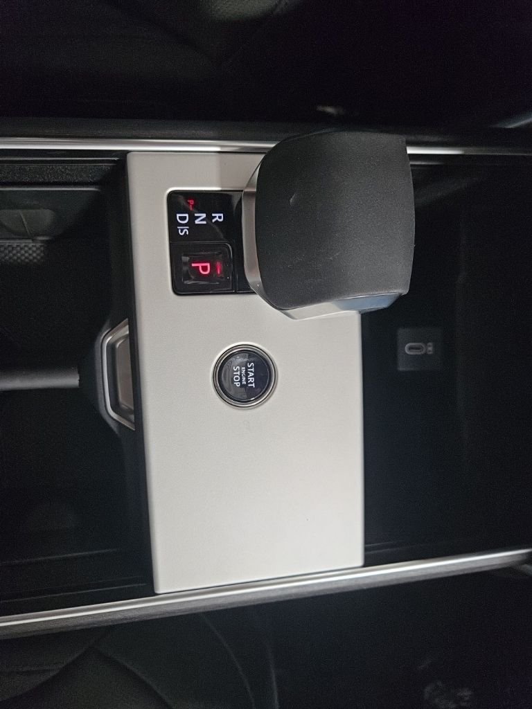 New 2026 Ostuni Pearl White Land Rover SE image 16