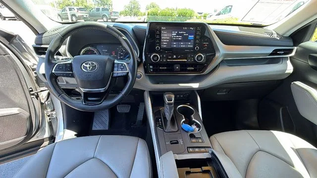 Used 2021 Silver Toyota XLE image 19