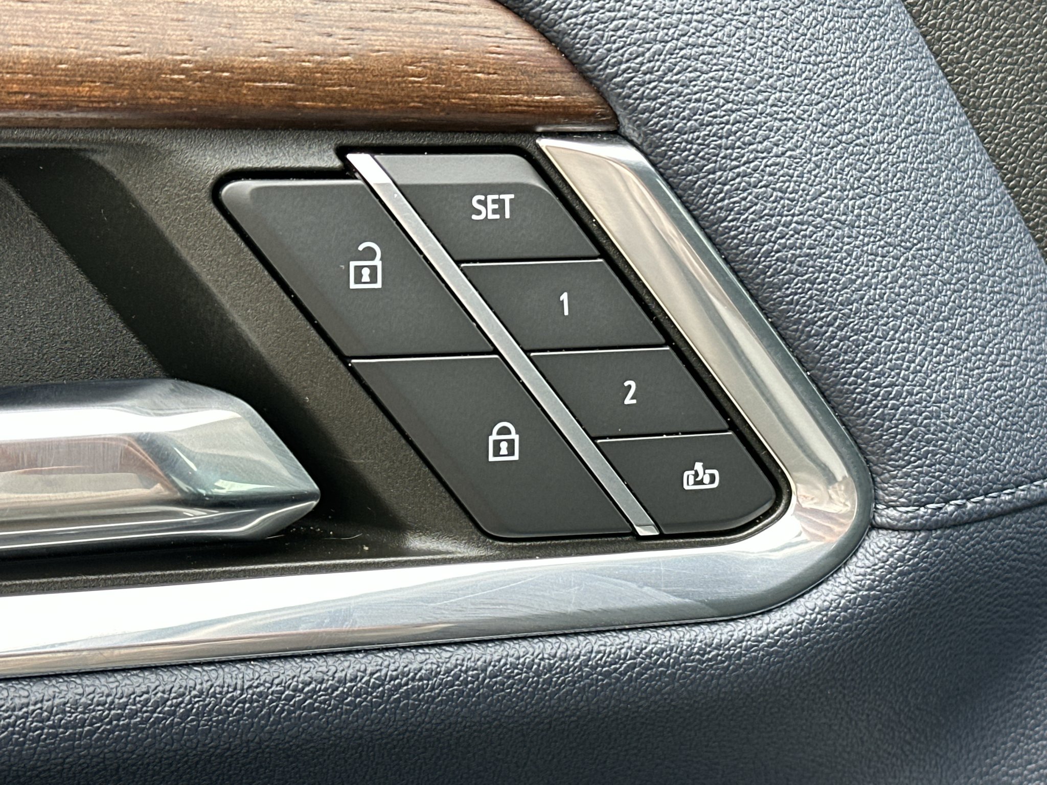 Used 2022 Iridescent Pearl Tricoat Chevrolet High Country image 19