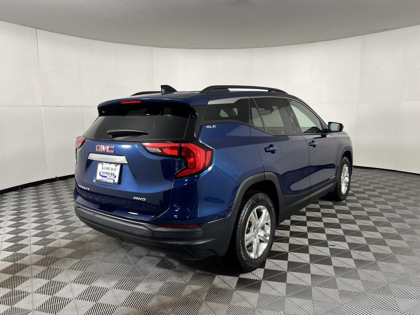 Used 2020 BLUE EMERALD METALLIC GMC SLE image 25