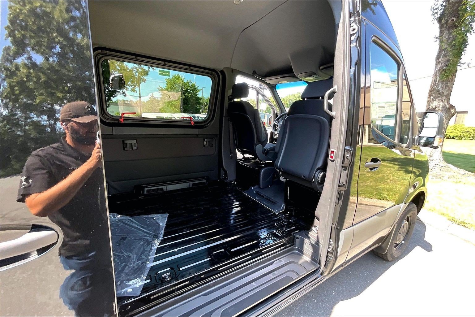 New 2026 Obsidian Black Metallic Mercedes-Benz Cargo 170 WB image 24