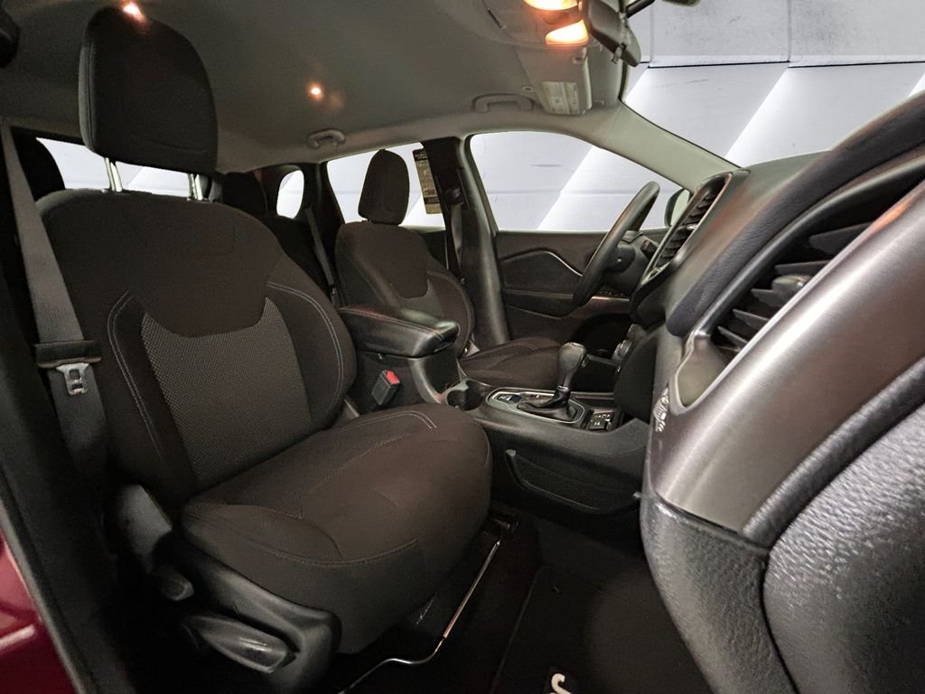 Used 2019 Red Jeep Latitude image 14
