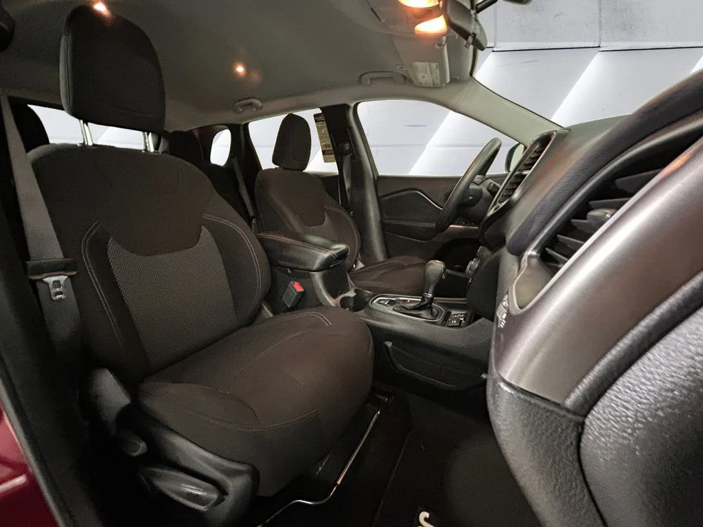 Used 2019 Red Jeep Latitude image 14