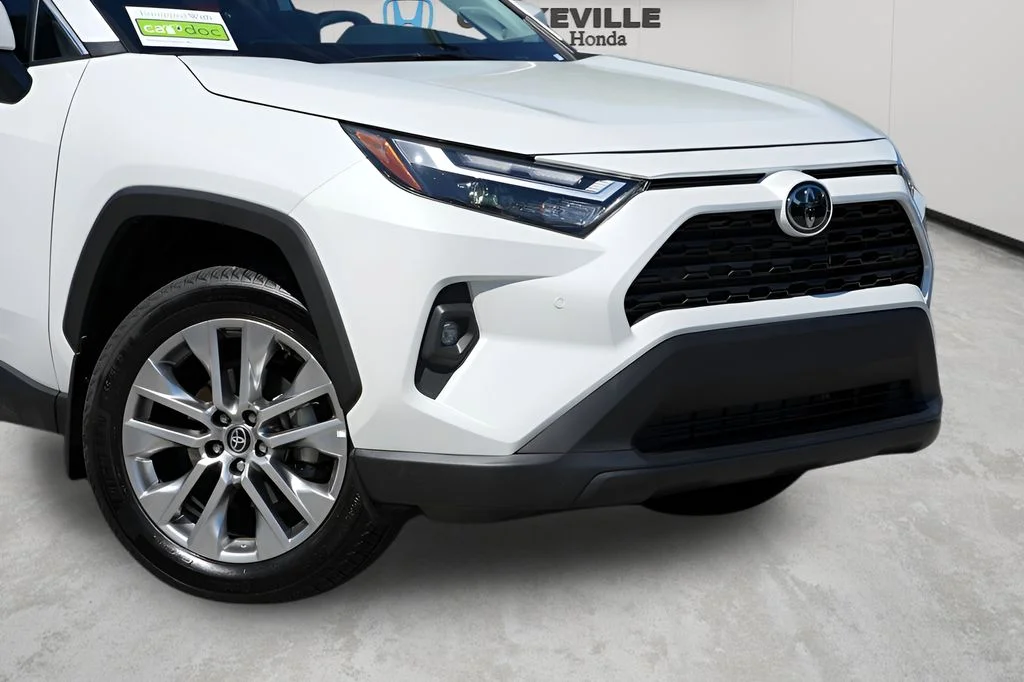Used 2024 Wind Chill Pearl Toyota XLE Premium image 3