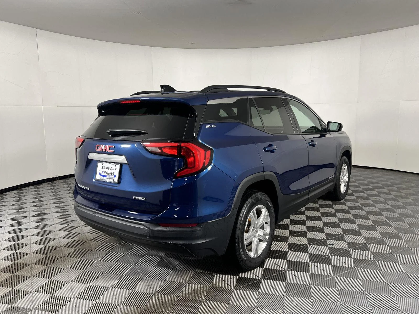 Used 2020 BLUE EMERALD METALLIC GMC SLE image 25